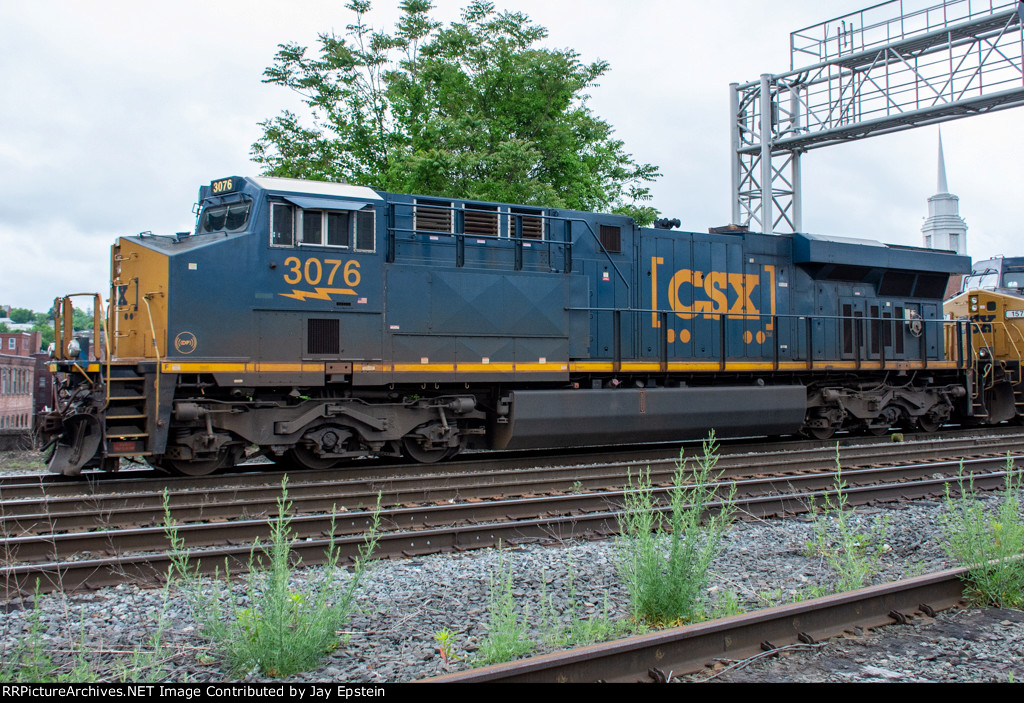 CSX 3076 is in charge of today's I022